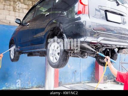 Auto waschen Reinigung mit Wasser unter Druck Stockfoto