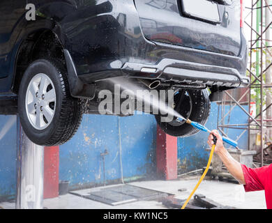 Auto waschen Reinigung mit Wasser unter Druck Stockfoto