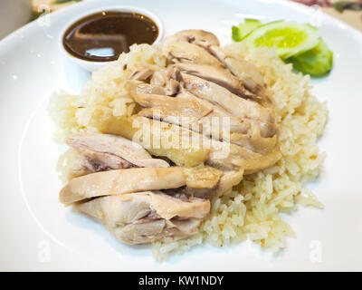 Hainanese oder gedünstetes Huhn mit Reis (Khao Mann Kai), Thai Essen. Stockfoto