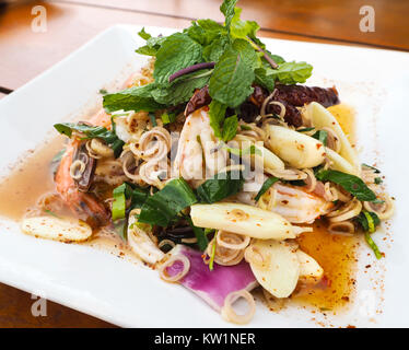 Shrimpsalat mit Zitronengras und Minze, Thai Food. Stockfoto