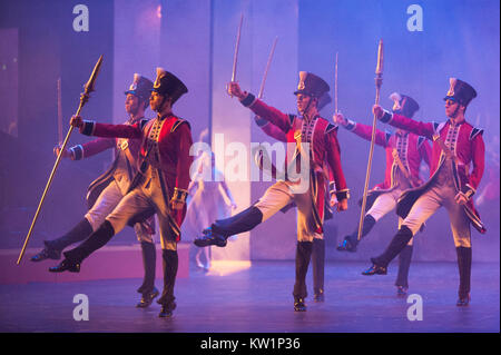 Der Nussknacker Ballett, die Royal Albert Hall, London, zum ersten Mal von Birmingham Royal Ballet, die zwischen 28. und 31. Dezember 2017. Atemberaubend besonders inszeniert für die Royal Albert Hall, der Nussknacker verfügt über 70 Tänzer, prächtigen historischen Kostümen, Simon Callow voicing Clara's Großvater Drosselmeyer, ein komplettes Orchester mit Tschaikowskis Partitur, und Stand der Technik Videoprojektionen von Tony award-winning 59 Produktionen. Generalprobe. 28. Dezember 2017. Credit: Antony Nessel/Alamy leben Nachrichten Stockfoto