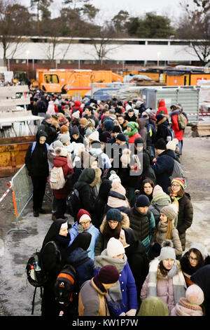 Basel, Schweiz. 28 Dez, 2017. Pilger Warteschlange für das Abendessen. Rund 20.000 Pilger aus Europa und darüber hinaus in Basel in der Schweiz für die jährlichen Europäischen Jugendtreffen der Gemeinschaft von Taizé unter dem Motto "Pilgerweg des Vertrauens auf der Erde" zusammengestellt. Die Gemeinschaft von Taizé ist eine interkonfessionelle christliche Orden aus Frankreich. Quelle: Michael Debets/Alamy leben Nachrichten Stockfoto