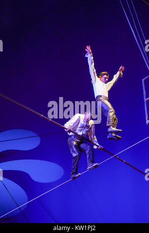 London, Großbritannien. 28 Dez, 2017. Zwei tight-rope Walker bei der Staatlichen Moskauer Zirkus unter dem Grossen top in Ealing, London. Foto Datum: Donnerstag, 28. Dezember 2017. Credit: Roger Garfield/Alamy leben Nachrichten Stockfoto