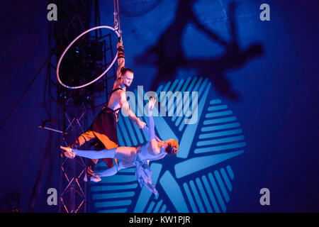 London, Großbritannien. 28 Dez, 2017. Darsteller auf dem arial Hoop am Moskauer Zirkus unter dem Grossen top in Ealing, London. Foto Datum: Donnerstag, 28. Dezember 2017. Credit: Roger Garfield/Alamy leben Nachrichten Stockfoto