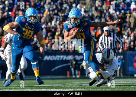 Annapolis, Maryland, USA. 28 Dez, 2017. MALCOLM PERRY (10) stürzt mit dem Fußball während des Spiels an Navy-Marine Corps Memorial Stadium in Annapolis, Maryland, statt. Credit: Amy Sanderson/ZUMA Draht/Alamy leben Nachrichten Stockfoto