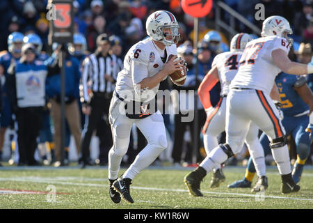 Annapolis, Maryland, USA. 28 Dez, 2017. KURT BENKERT (6) zurück, während das Spiel auf Navy-Marine Corps Memorial Stadium in Annapolis, Maryland, statt. Credit: Amy Sanderson/ZUMA Draht/Alamy leben Nachrichten Stockfoto