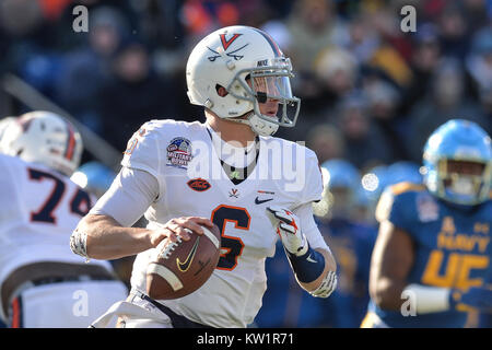 Annapolis, Maryland, USA. 28 Dez, 2017. KURT BENKERT (6) zurück, während das Spiel auf Navy-Marine Corps Memorial Stadium in Annapolis, Maryland, statt. Credit: Amy Sanderson/ZUMA Draht/Alamy leben Nachrichten Stockfoto