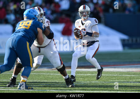 Annapolis, Maryland, USA. 28 Dez, 2017. KURT BENKERT (6) zurück, während das Spiel auf Navy-Marine Corps Memorial Stadium in Annapolis, Maryland, statt. Credit: Amy Sanderson/ZUMA Draht/Alamy leben Nachrichten Stockfoto