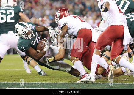 San Diego, CA. 28 Dez, 2017. Michigan State Spartans zurück laufen LJ Scott (3) kämpft und verdreht seinen Weg in die Ende Zone für einen Touchdown und eine Leitung 21-3 in der ersten Hälfte des Spiels zwischen die Washington State Cougars und die Michigan State Spartans, San Diego County Credit Union Feiertag-schüssel, SDCCU Stadion in San Diego, CA. Fotograf: Peter Joneleit Credit: Csm/Alamy leben Nachrichten Stockfoto