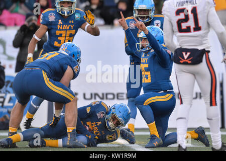 Annapolis, Maryland, USA. 28 Dez, 2017. Bavaria NASH (37) gewinnt einen ungeschickten Versuch während des Spiels an Navy-Marine Corps Memorial Stadium in Annapolis, Maryland, statt. Credit: Amy Sanderson/ZUMA Draht/Alamy leben Nachrichten Stockfoto