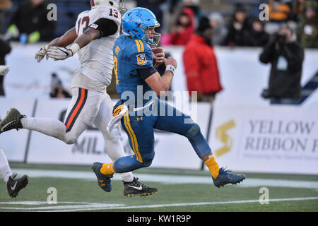 Annapolis, Maryland, USA. 28 Dez, 2017. ZACH KATRIN (9) Muster für einen Touchdown im Spiel bei Navy-Marine Corps Memorial Stadium in Annapolis, Maryland, statt. Credit: Amy Sanderson/ZUMA Draht/Alamy leben Nachrichten Stockfoto