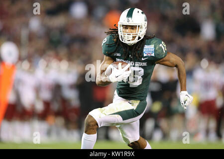 San Diego, CA. 28 Dez, 2017. Michigan State Spartans wide receiver Felton Davis III (18) Fänge ein langer Pass, die sich hinter der Verteidigung, wie Er es für eine einfache Touchdown und einer 14-3 Führung im Spiel zwischen den Washington State Cougars und die Michigan State Spartans, San Diego County Credit Union Feiertag-schüssel, SDCCU Stadion in San Diego, CA. Fotograf: Peter Joneleit Credit: Csm/Alamy leben Nachrichten Stockfoto