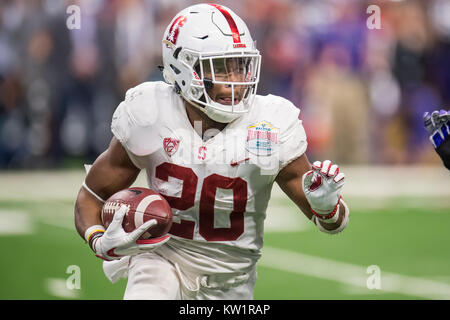 San Antonio, TX, USA. 28 Dez, 2017. Stanford Kardinal zurück laufen Bryce Liebe (20) trägt den Ball im zweiten Quartal die Alamo Schüssel NCAA Football Spiel zwischen der Steuereinheit TCU Horned Frogs und dem Stanford Kardinal im Alamodome in San Antonio, TX. Credit: Cal Sport Media/Alamy leben Nachrichten Stockfoto