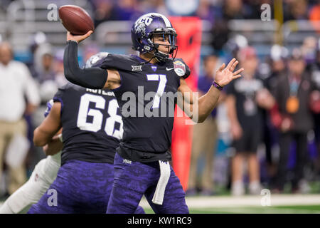 San Antonio, TX, USA. 28 Dez, 2017. TCU Horned Frogs quarterback Kenny Hill (7) wird im ersten Quartal des Alamo Schüssel NCAA Football Spiel zwischen der Steuereinheit TCU Horned Frogs und dem Stanford Kardinal im Alamodome in San Antonio, TX. Credit: Cal Sport Media/Alamy leben Nachrichten Stockfoto