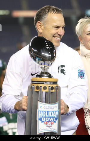 San Diego, CA. 28 Dez, 2017. Michigan State Spartans Haupttrainer Markierung Dantonio das Holiday Bowl Championship Trophy halten nach dem Spiel zwischen die Washington State Cougars und die Michigan State Spartans, San Diego County Credit Union Feiertag-schüssel, SDCCU Stadion in San Diego, CA. Fotograf: Peter Joneleit Credit: Csm/Alamy leben Nachrichten Stockfoto