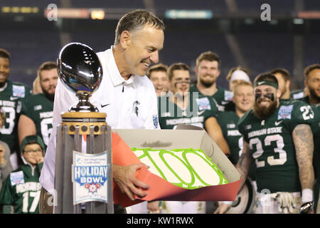 San Diego, CA. 28 Dez, 2017. Michigan State Spartans Haupttrainer Markierung Dantonio ist ein Kuchen seine 100. Sieg als Michigan State Haupttrainer zu feiern nach dem Spiel zwischen die Washington State Cougars und die Michigan State Spartans, San Diego County Credit Union Feiertag-schüssel, SDCCU Stadion in San Diego, CA. Fotograf: Peter Joneleit Credit: Csm/Alamy leben Nachrichten Stockfoto