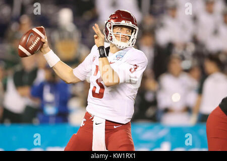 San Diego, CA. 28 Dez, 2017. Die Washington State Cougars Quarterback Tyler Hilinski (3) macht einen Durchgang versuchen im Spiel zwischen den Washington State Cougars und die Michigan State Spartans, San Diego County Credit Union Feiertag-schüssel, SDCCU Stadion in San Diego, CA. Fotograf: Peter Joneleit Credit: Csm/Alamy leben Nachrichten Stockfoto