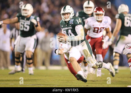 San Diego, CA. 28 Dez, 2017. Michigan State Spartans Quarterback Brian Lewerke (14) kriecht nach einem Schlüssel, zuerst unten im dritten Quartal im Spiel zwischen den Washington State Cougars und die Michigan State Spartans, San Diego County Credit Union Feiertag-schüssel, SDCCU Stadion in San Diego, CA. Fotograf: Peter Joneleit Credit: Csm/Alamy leben Nachrichten Stockfoto