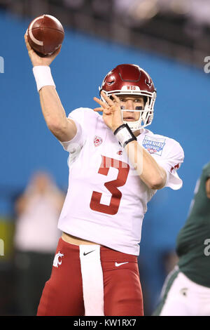 San Diego, CA. 28 Dez, 2017. Die Washington State Cougars Quarterback Tyler Hilinski (3) zeigt seine ungewöhnliche passing Style während eines pass Versuch im ersten Quartal im Spiel zwischen den Washington State Cougars und die Michigan State Spartans, San Diego County Credit Union Feiertag-schüssel, SDCCU Stadion in San Diego, CA. Fotograf: Peter Joneleit Credit: Csm/Alamy leben Nachrichten Stockfoto