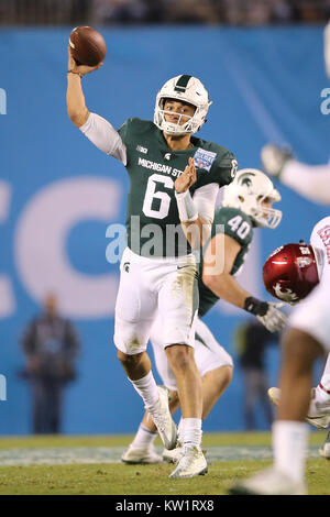 San Diego, CA. 28 Dez, 2017. Michigan State Spartans Quarterback Damion Terry (6) macht einen Durchgang versuchen, im vierten Quartal das Spiel zwischen den Washington State Cougars und die Michigan State Spartans, San Diego County Credit Union Feiertag-schüssel, SDCCU Stadion in San Diego, CA. Fotograf: Peter Joneleit Credit: Csm/Alamy leben Nachrichten Stockfoto