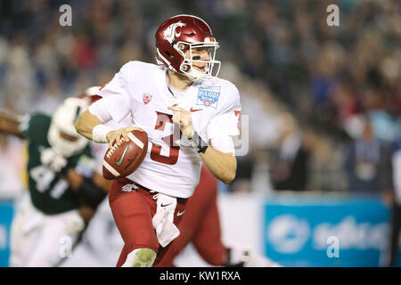 San Diego, CA. 28 Dez, 2017. Die Washington State Cougars Quarterback Tyler Hilinski (3) sieht für einen offenen Empfänger Feld, als er kriecht aus der Tasche für mehr Zeit in das Spiel zwischen den Washington State Cougars und die Michigan State Spartans, San Diego County Credit Union Feiertag-schüssel, SDCCU Stadion in San Diego, CA. Fotograf: Peter Joneleit Credit: Csm/Alamy leben Nachrichten Stockfoto