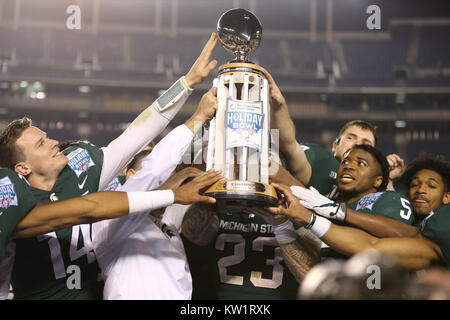 San Diego, CA. 28 Dez, 2017. Michigan State Spieler einschließlich Michigan State Spartans Quarterback Brian Lewerke (14) erreichen Sie die San Diego Credit Union Holiday Bowl Trophäe zu berühren nach dem Spiel zwischen die Washington State Cougars und die Michigan State Spartans, San Diego County Credit Union Feiertag-schüssel, SDCCU Stadion in San Diego, CA. Fotograf: Peter Joneleit Credit: Csm/Alamy leben Nachrichten Stockfoto