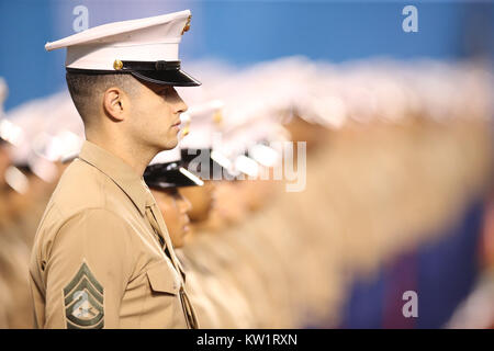 San Diego, CA. 28 Dez, 2017. US-Marines Line up vor dem Spiel zwischen den Washington State Cougars und die Michigan State Spartans, San Diego County Credit Union Feiertag-schüssel, SDCCU Stadion in San Diego, CA. Fotograf: Peter Joneleit Credit: Csm/Alamy leben Nachrichten Stockfoto