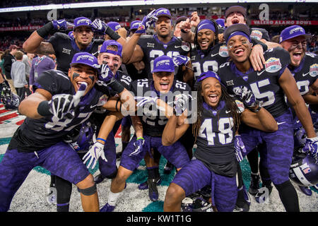 San Antonio, TX, USA. 28 Dez, 2017. Die TCU Horned Frogs feiern ihren Sieg nach dem Alamo Schüssel NCAA Football Spiel zwischen der Steuereinheit TCU Horned Frogs und dem Stanford Kardinal im Alamodome in San Antonio, TX. TCU gewann das Spiel 39 bis 37. Credit: Cal Sport Media/Alamy leben Nachrichten Stockfoto