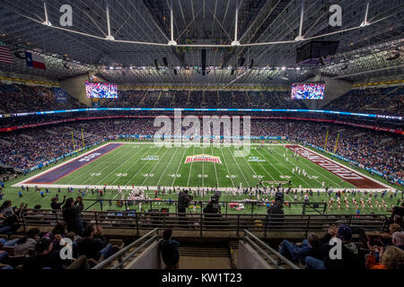 San Antonio, TX, USA. 28 Dez, 2017. Eine allgemeine Ansicht der Alamodome aus dem oberen Deck im 3. Quartal die Alamo Schüssel NCAA Football Spiel zwischen der Steuereinheit TCU Horned Frogs und der Stanford Cardinal in San Antonio, TX. TCU gewann das Spiel 39 bis 37. Credit: Cal Sport Media/Alamy leben Nachrichten Stockfoto