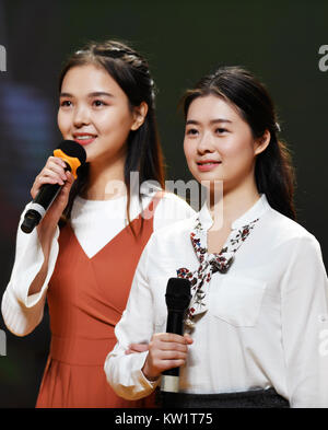 Chongqing. 28 Dez, 2017. Lehrer ein Gedicht im Neuen Jahr Partei in Sichuan International Studies University rezitieren im Südwesten Chinas Chongqing Gemeinde, Dez. 28, 2017. Credit: Wang Quanchao/Xinhua/Alamy leben Nachrichten Stockfoto