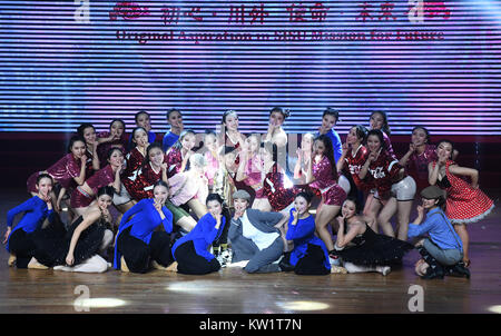 Chongqing. 28 Dez, 2017. Darsteller Tanz im Neuen Jahr Partei ist in Sichuan International Studies University im Südwesten Chinas Chongqing Gemeinde, Dez. 28, 2017 statt. Credit: Wang Quanchao/Xinhua/Alamy leben Nachrichten Stockfoto