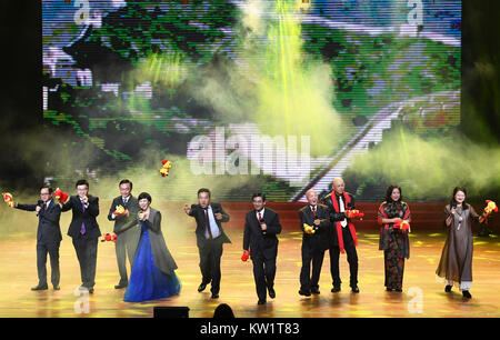 Chongqing. 28 Dez, 2017. Lehrer singen während des neuen Jahres Party in Sichuan International Studies University im Südwesten Chinas Chongqing Gemeinde, Dez. 28, 2017. Credit: Wang Quanchao/Xinhua/Alamy leben Nachrichten Stockfoto