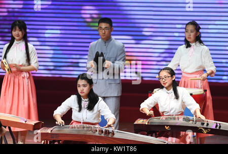 Chongqing. 28 Dez, 2017. Die Teilnehmer führen im Neuen Jahr Partei in Sichuan International Studies University im Südwesten Chinas Chongqing Gemeinde, Dez. 28, 2017. Credit: Wang Quanchao/Xinhua/Alamy leben Nachrichten Stockfoto