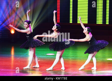 Chongqing. 28 Dez, 2017. Studenten Tanz im Neuen Jahr Partei in Sichuan International Studies University im Südwesten Chinas Chongqing Gemeinde, Dez. 28, 2017. Credit: Wang Quanchao/Xinhua/Alamy leben Nachrichten Stockfoto