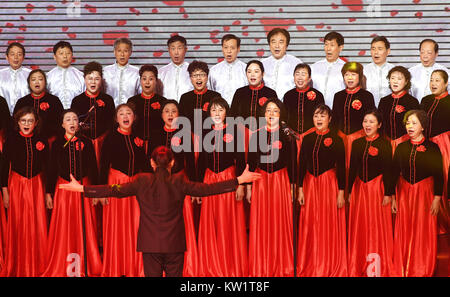 Chongqing. 28 Dez, 2017. Lehrer singen während des neuen Jahres Party in Sichuan International Studies University im Südwesten Chinas Chongqing Gemeinde, Dez. 28, 2017. Credit: Wang Quanchao/Xinhua/Alamy leben Nachrichten Stockfoto