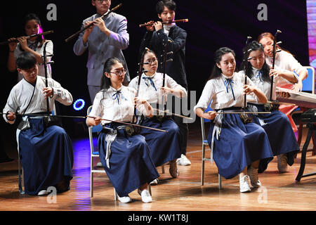 Chongqing. 28 Dez, 2017. Die Teilnehmer führen im Neuen Jahr Partei in Sichuan International Studies University im Südwesten Chinas Chongqing Gemeinde, Dez. 28, 2017. Credit: Wang Quanchao/Xinhua/Alamy leben Nachrichten Stockfoto