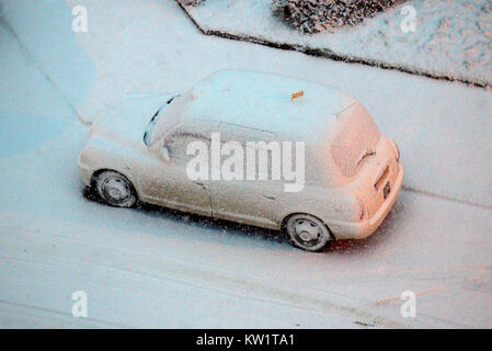 Glasgow, Schottland, Großbritannien. 29 Dez, 2017. UK Wetter: Schnee fällt auf die kälteste Nacht des Jahres ergab sich ein weißes Taxi statt einer schwarzen. Credit: Gerard Fähre / alamy Leben Nachrichten Stockfoto