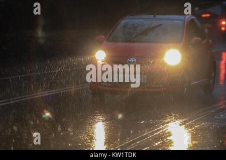 London, Großbritannien. 29 Dez, 2017. Autofahrer sind in kräftige Schauer und Regen in Wimbledon Town Center Credit gefangen: Amer ghazzal/Alamy leben Nachrichten Stockfoto