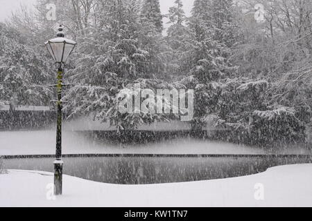 Pavilion Gardens, Buxton, Derbyshire. Schnee im Peak District Stockfoto