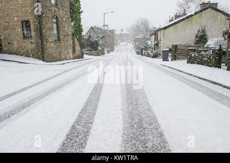 Manchester, Großbritannien. 29 Dez, 2017. Schneefall auf Hefe Straße im Walliser Dorf Mossley, Greater Manchester am Freitag, den 29. Dezember 2017. Quelle: Matthew Wilkinson/Alamy leben Nachrichten Stockfoto