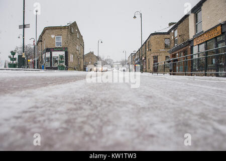 Manchester, Großbritannien. 29 Dez, 2017. Schneefall hält den Verkehr in den Walliser Dorf Mossley, Greater Manchester am Freitag, den 29. Dezember 2017. Quelle: Matthew Wilkinson/Alamy leben Nachrichten Stockfoto