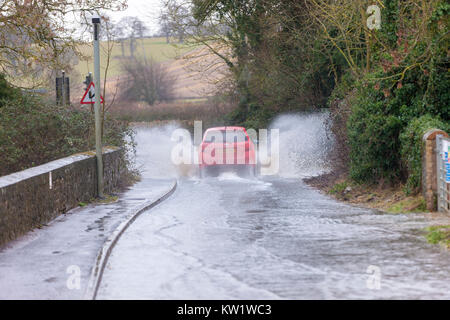 Northamptonshire, 29. Dezember 2017, Wetter. Der Fluss Nene überlaufen auf Station Rd durch die Weißen Mühlen Mariana, zwischen Earls Barton und Grendon durch den schweren nächtlichen Regen verursacht, Straße geschlossen. Credit: Keith J Smith./Alamy leben Nachrichten Stockfoto