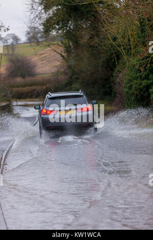 Northamptonshire, 29. Dezember 2017, Wetter. Der Fluss Nene überlaufen auf Station Rd durch die Weißen Mühlen Mariana, zwischen Earls Barton und Grendon durch den schweren nächtlichen Regen verursacht, Straße geschlossen. Credit: Keith J Smith./Alamy leben Nachrichten Stockfoto