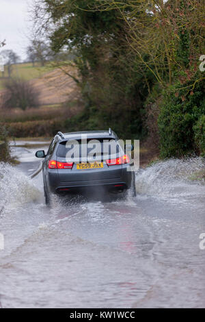 Northamptonshire, 29. Dezember 2017, Wetter. Der Fluss Nene überlaufen auf Station Rd durch die Weißen Mühlen Mariana, zwischen Earls Barton und Grendon durch den schweren nächtlichen Regen verursacht, Straße geschlossen. Credit: Keith J Smith./Alamy leben Nachrichten Stockfoto