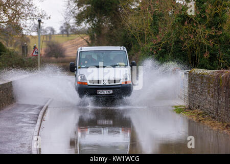 Northamptonshire, 29. Dezember 2017, Wetter. Der Fluss Nene überlaufen auf Station Rd durch die Weißen Mühlen Mariana, zwischen Earls Barton und Grendon durch den schweren nächtlichen Regen verursacht, Straße geschlossen. Credit: Keith J Smith./Alamy leben Nachrichten Stockfoto