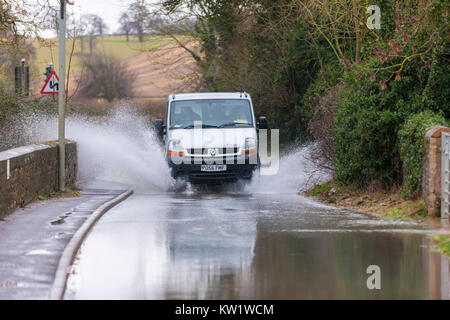 Northamptonshire, 29. Dezember 2017, Wetter. Der Fluss Nene überlaufen auf Station Rd durch die Weißen Mühlen Mariana, zwischen Earls Barton und Grendon durch den schweren nächtlichen Regen verursacht, Straße geschlossen. Credit: Keith J Smith./Alamy leben Nachrichten Stockfoto