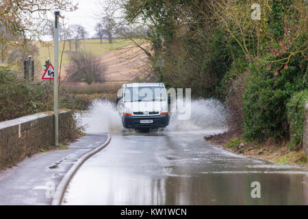 Northamptonshire, 29. Dezember 2017, Wetter. Der Fluss Nene überlaufen auf Station Rd durch die Weißen Mühlen Mariana, zwischen Earls Barton und Grendon durch den schweren nächtlichen Regen verursacht, Straße geschlossen. Credit: Keith J Smith./Alamy leben Nachrichten Stockfoto