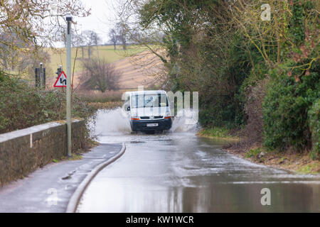 Northamptonshire, 29. Dezember 2017, Wetter. Der Fluss Nene überlaufen auf Station Rd durch die Weißen Mühlen Mariana, zwischen Earls Barton und Grendon durch den schweren nächtlichen Regen verursacht, Straße geschlossen. Credit: Keith J Smith./Alamy leben Nachrichten Stockfoto