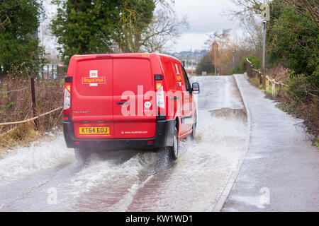 Northamptonshire, 29. Dezember 2017, Wetter. Der Fluss Nene überlaufen auf Station Rd durch die Weißen Mühlen Mariana, zwischen Earls Barton und Grendon durch den schweren nächtlichen Regen verursacht, Straße geschlossen. Credit: Keith J Smith./Alamy leben Nachrichten Stockfoto