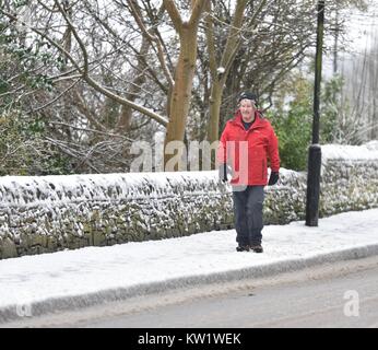 Neue Mühlen, High Peak, Derbyshire. 29. Dez 2017. Ein Mann auf der schneebedeckten Fahrbahn in neuen Mühlen. Quelle: John Fryer/Alamy leben Nachrichten Stockfoto